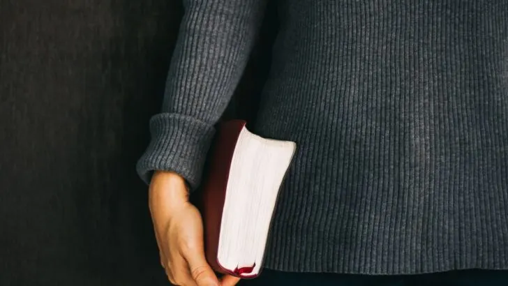 The Biblical Meaning of Right Hand Itching